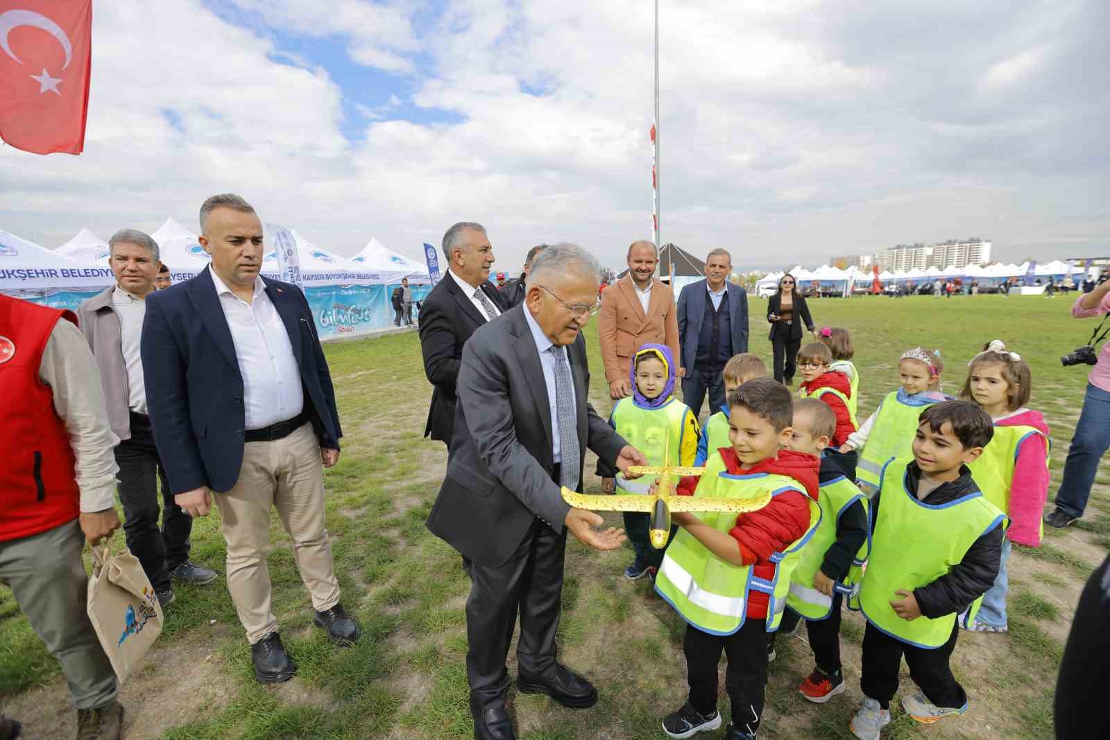 Bilim ve teknoloji şöleni başladı: Başkan Büyükkılıç, festivalde bilim tutkunları ile bir araya geldi