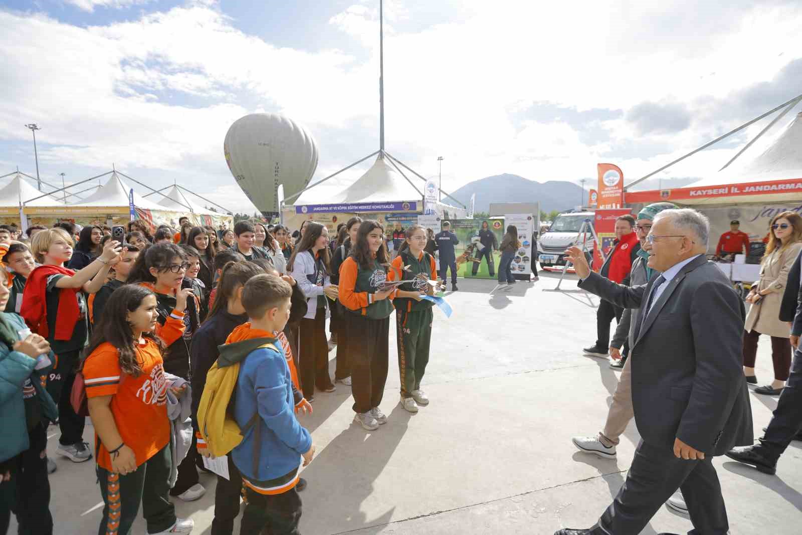 Bilim ve teknoloji şöleni başladı: Başkan Büyükkılıç, festivalde bilim tutkunları ile bir araya geldi