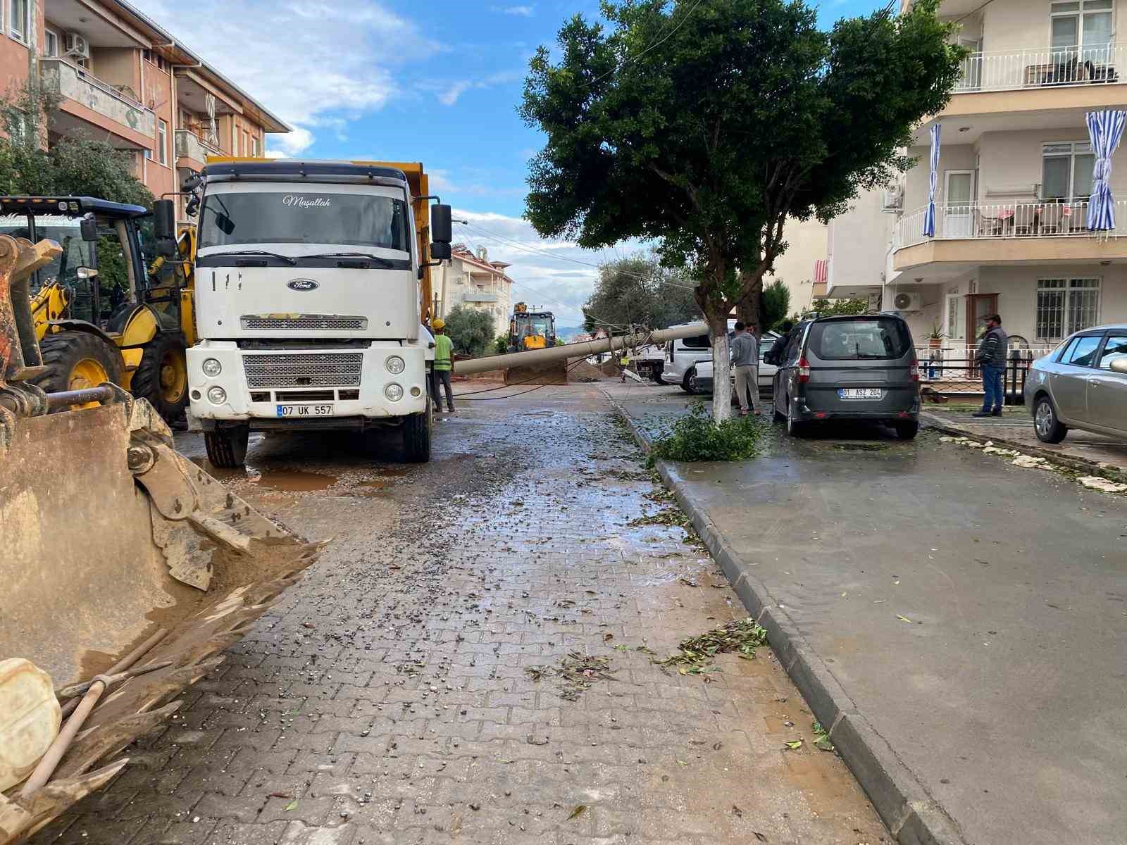 Devrilen elektrik direği otomobile çivi gibi saplandı