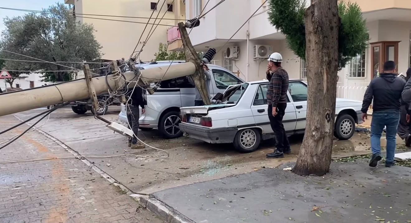 Devrilen elektrik direği otomobile çivi gibi saplandı