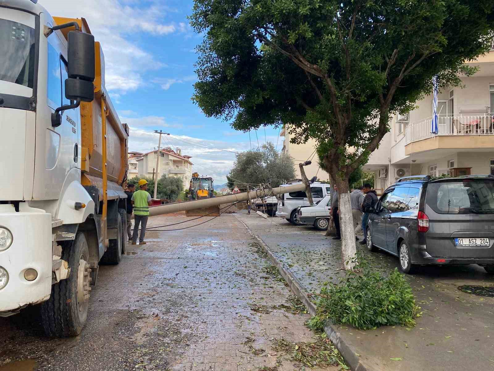 Devrilen elektrik direği otomobile çivi gibi saplandı