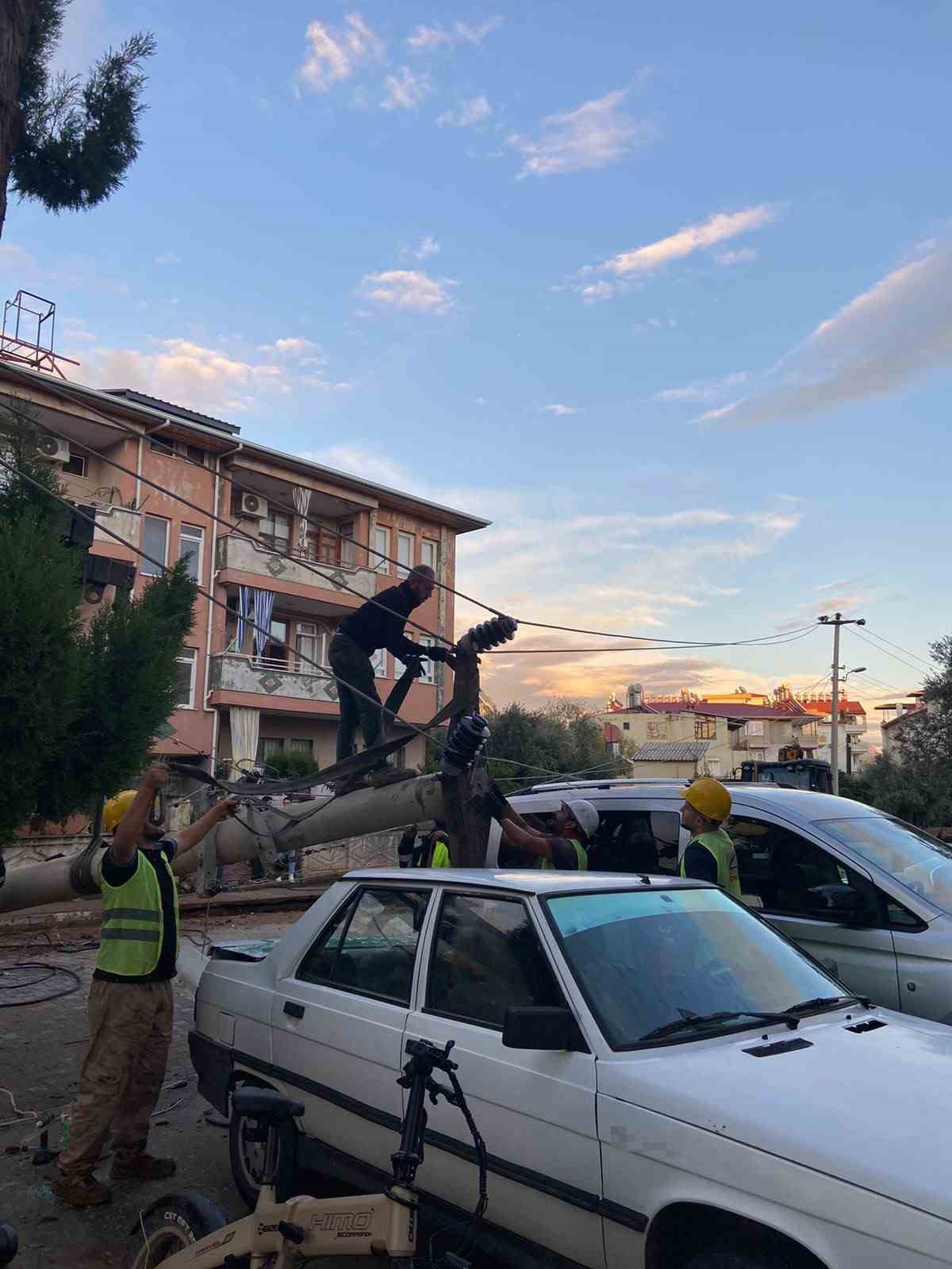 Devrilen elektrik direği otomobile çivi gibi saplandı
