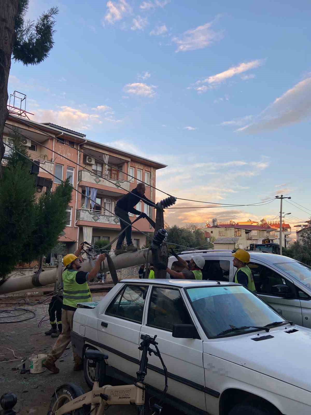 Devrilen elektrik direği otomobile çivi gibi saplandı