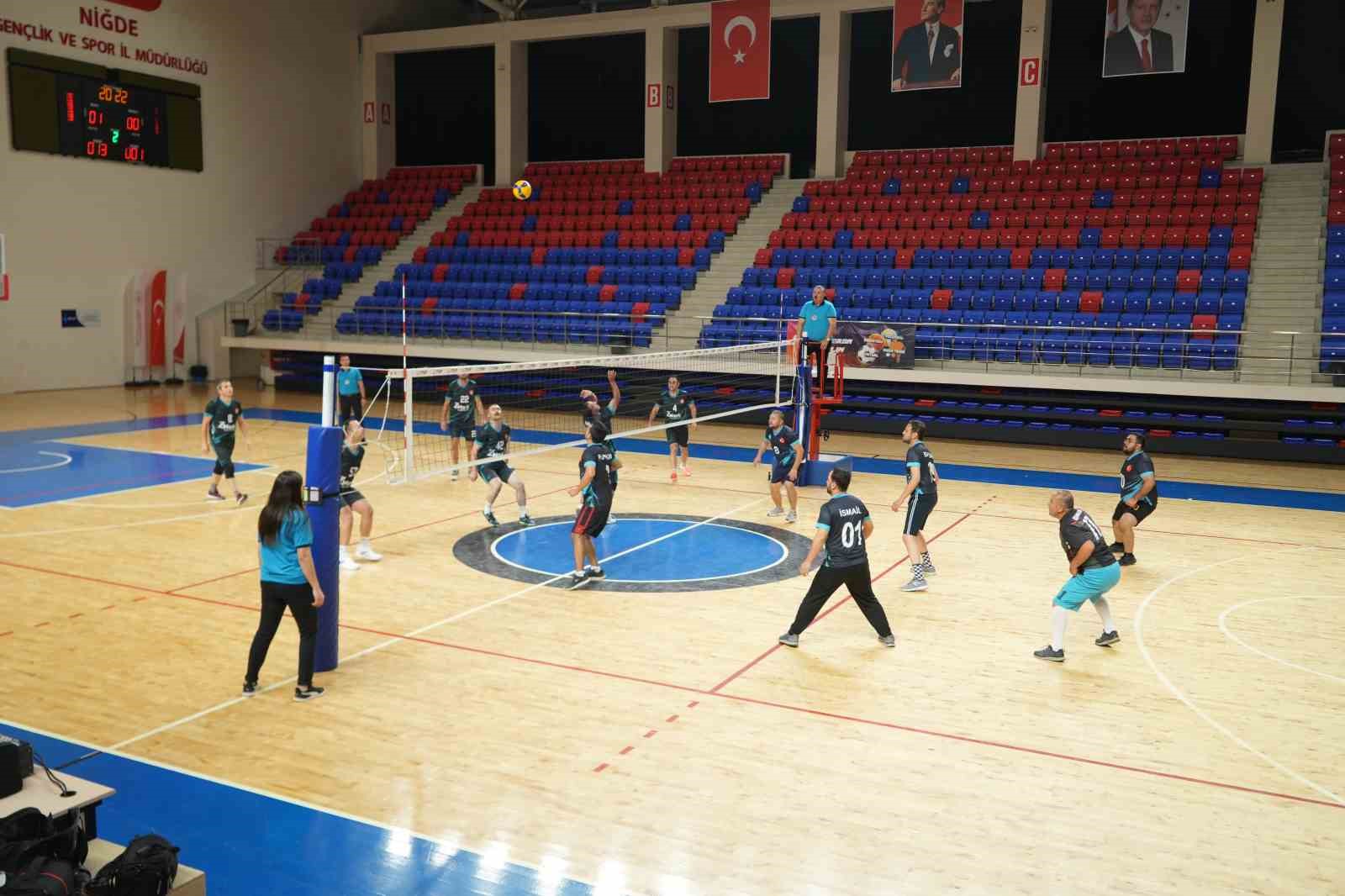Niğde’de kamu çalışanları şampiyonluk için ter döküyor