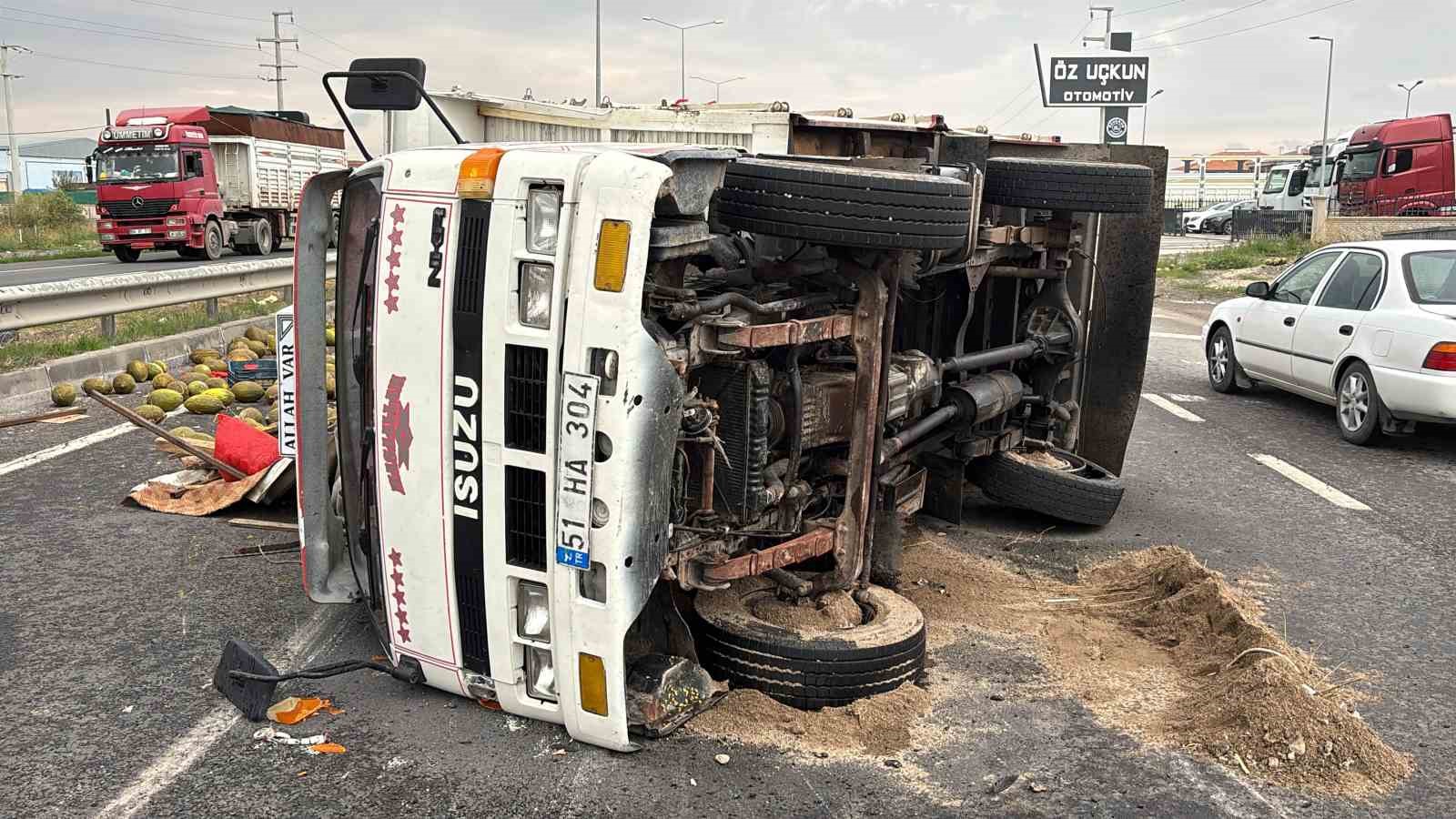 Kavun yüklü kamyonet önce alev aldı, sonra devrildi