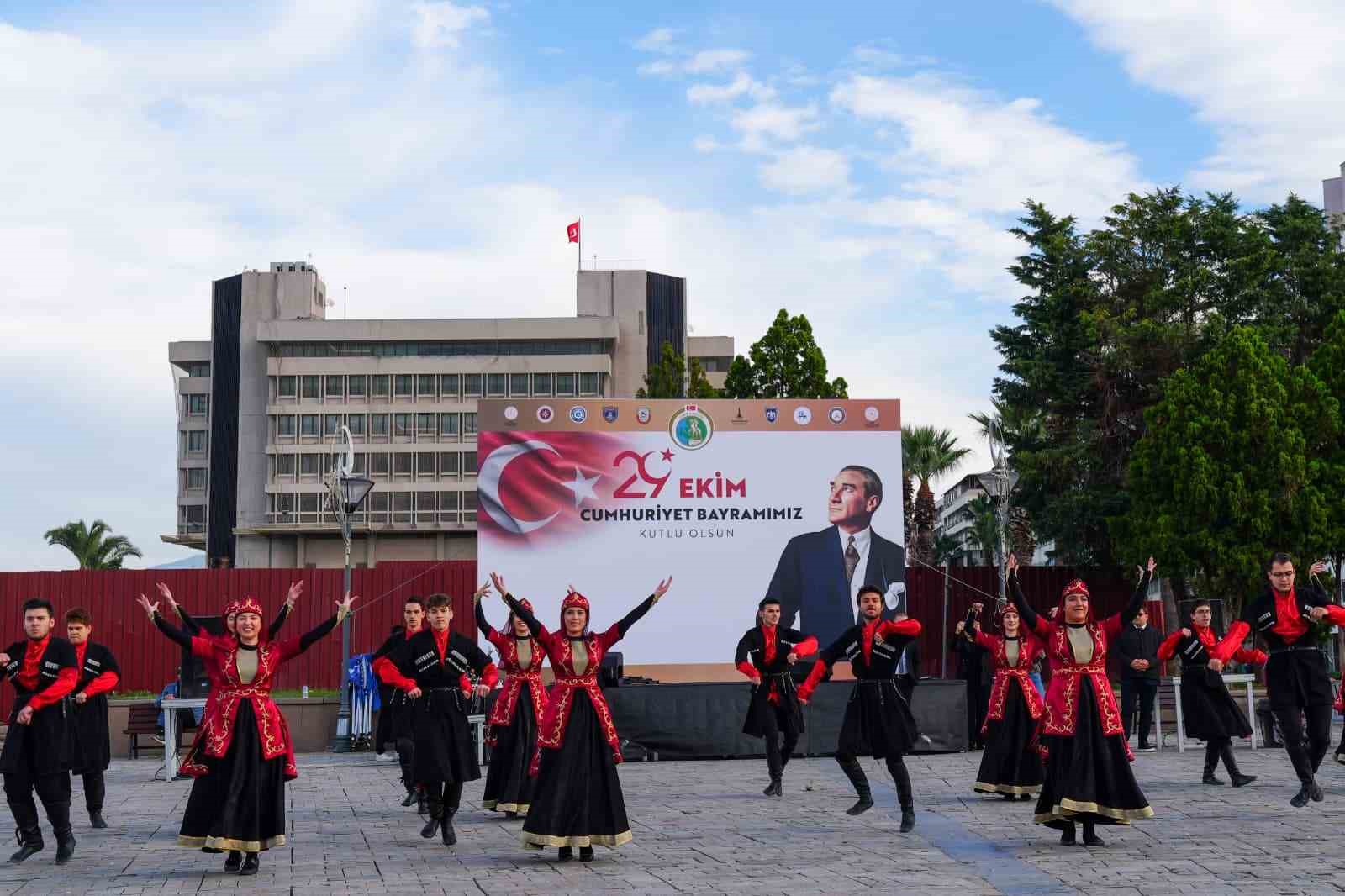 Türk bayrağı dokuma etkinliği başladı: İlk ilmek Vali Elban’dan