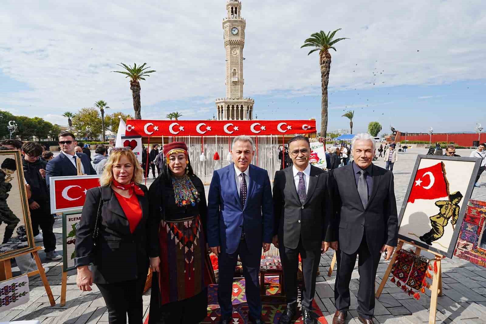 Türk bayrağı dokuma etkinliği başladı: İlk ilmek Vali Elban’dan