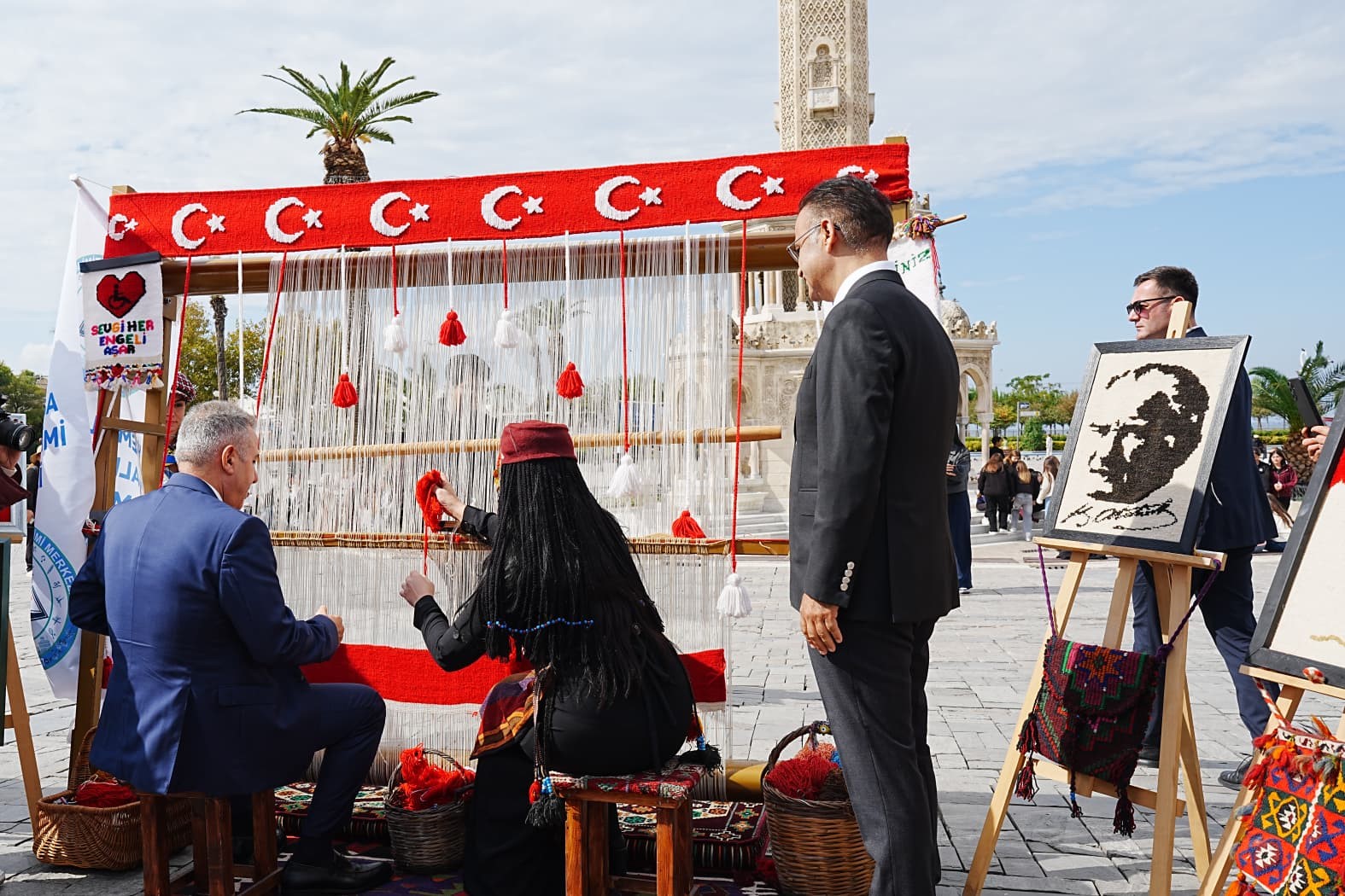 Türk bayrağı dokuma etkinliği başladı: İlk ilmek Vali Elban’dan