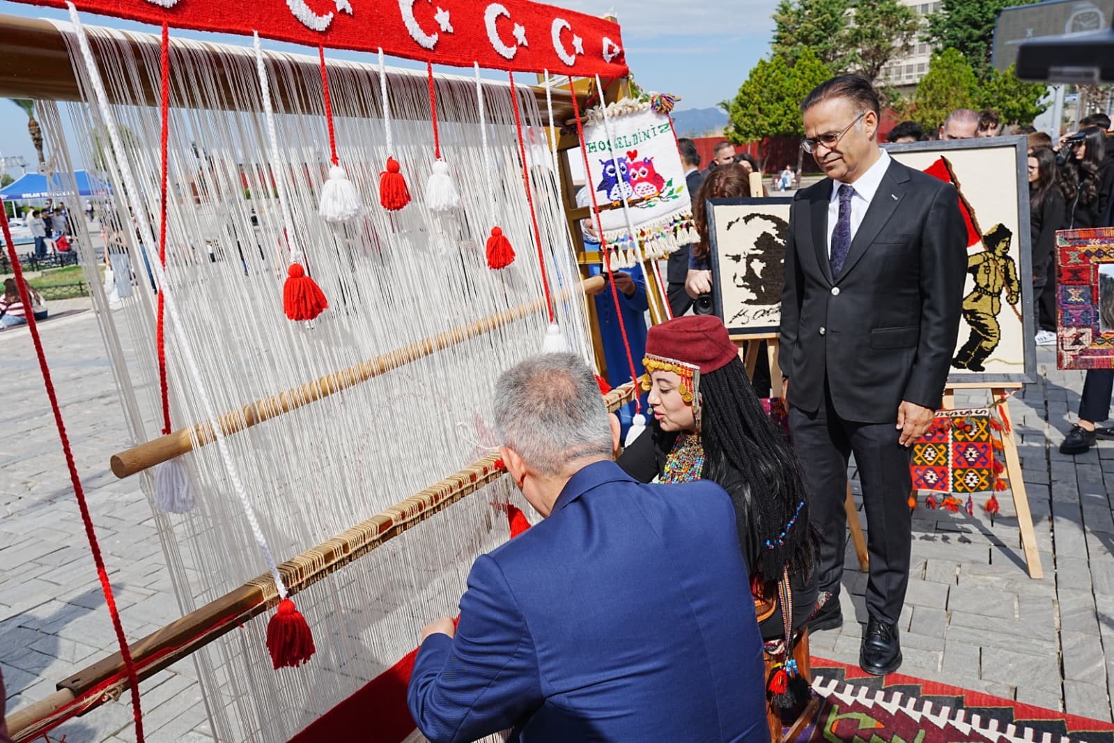 Türk bayrağı dokuma etkinliği başladı: İlk ilmek Vali Elban’dan