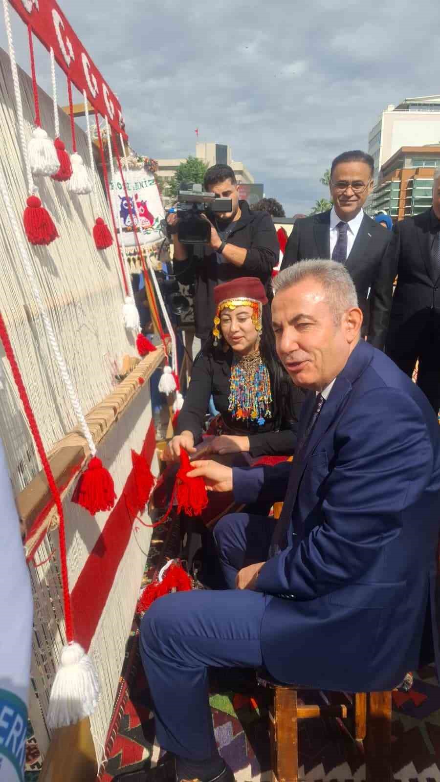 Türk bayrağı dokuma etkinliği başladı: İlk ilmek Vali Elban’dan
