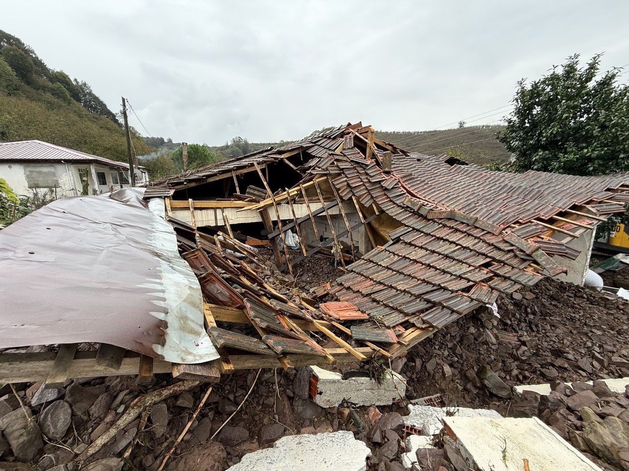 Sakarya’da sel ve heyelan bir evi yıktı, eşyalar çevreye savruldu