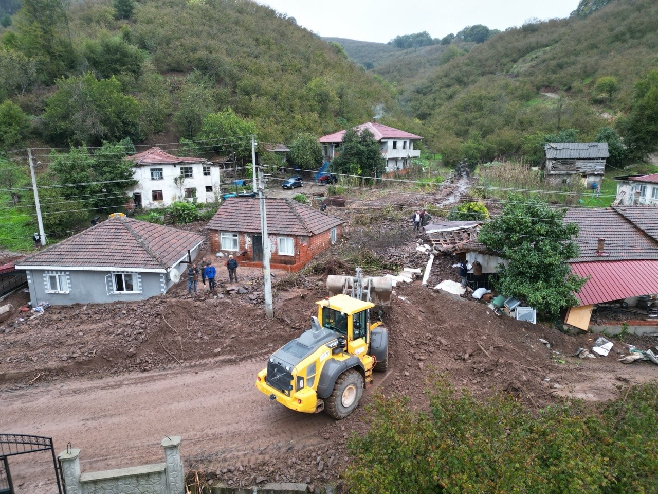 Sakarya’da sel ve heyelan bir evi yıktı, eşyalar çevreye savruldu