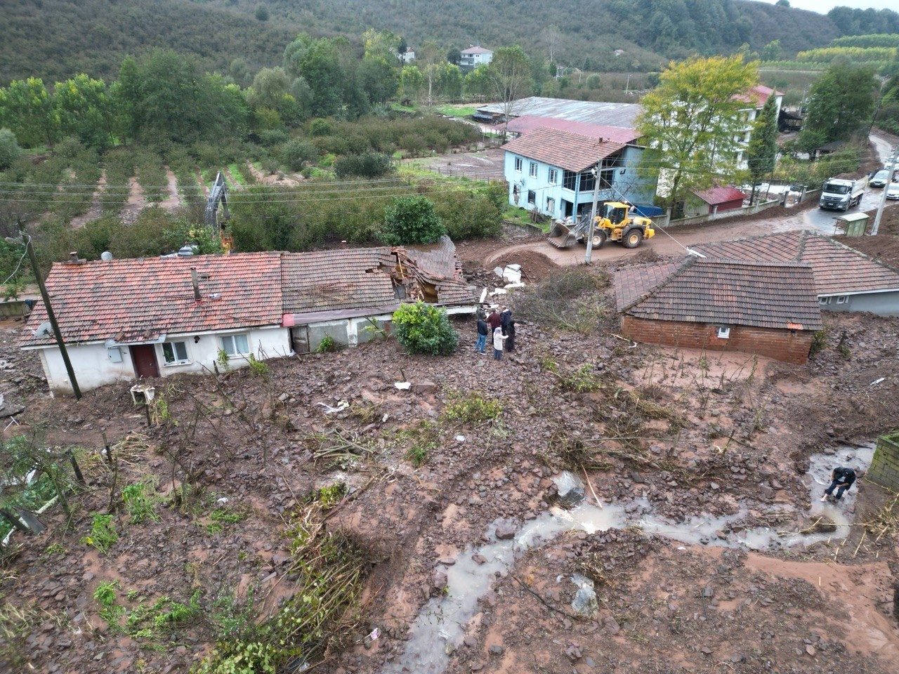 Sakarya’da sel ve heyelan bir evi yıktı, eşyalar çevreye savruldu