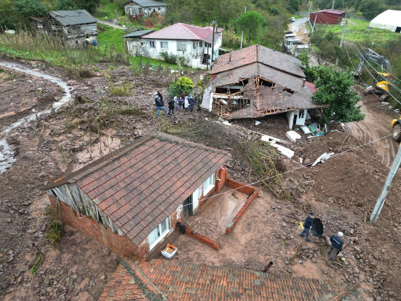 Sakarya’da sel ve heyelan bir evi yıktı, eşyalar çevreye savruldu