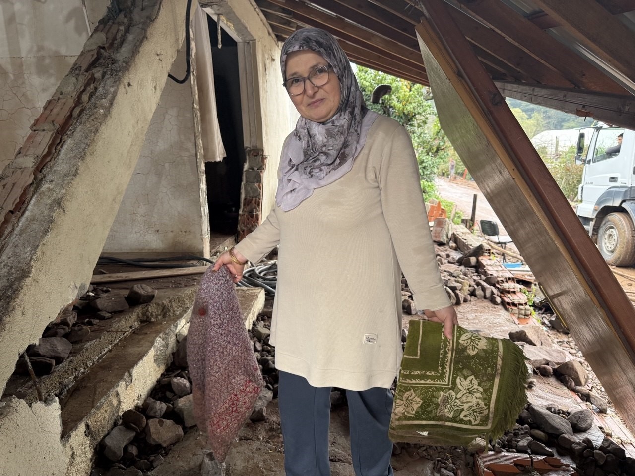 Sakarya’da sel ve heyelan bir evi yıktı, eşyalar çevreye savruldu