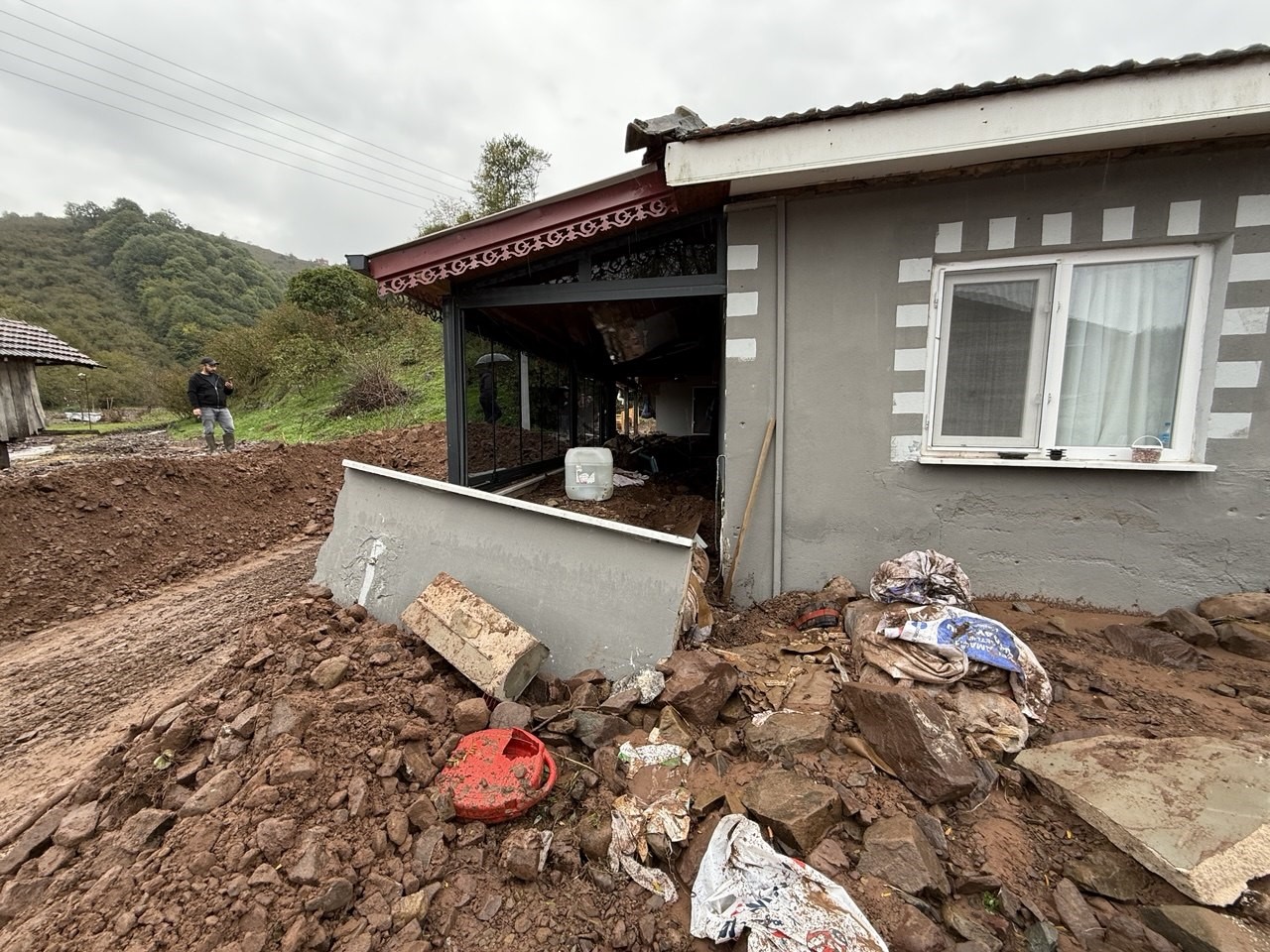 Sakarya’da sel ve heyelan bir evi yıktı, eşyalar çevreye savruldu