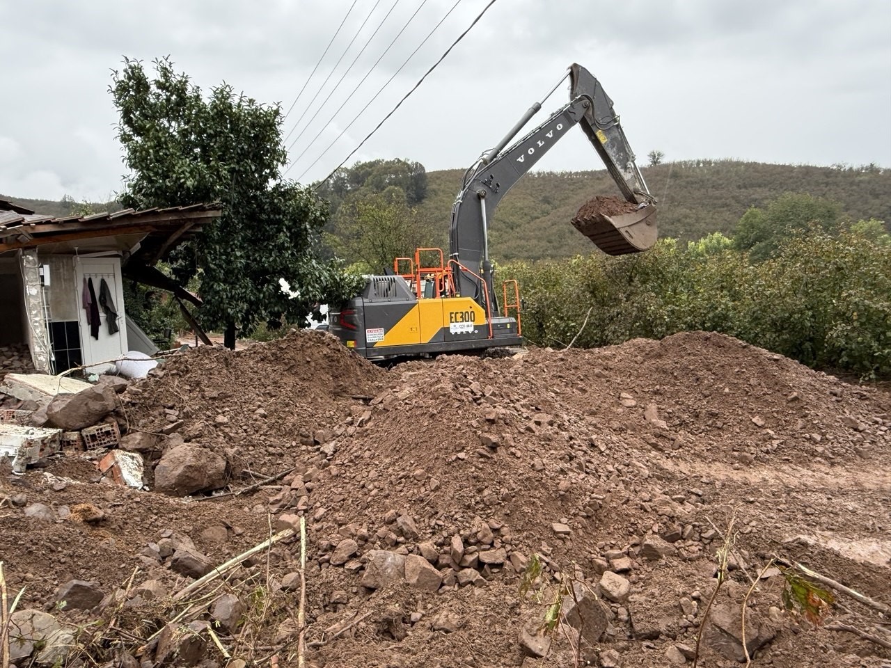 Sakarya’da sel ve heyelan bir evi yıktı, eşyalar çevreye savruldu