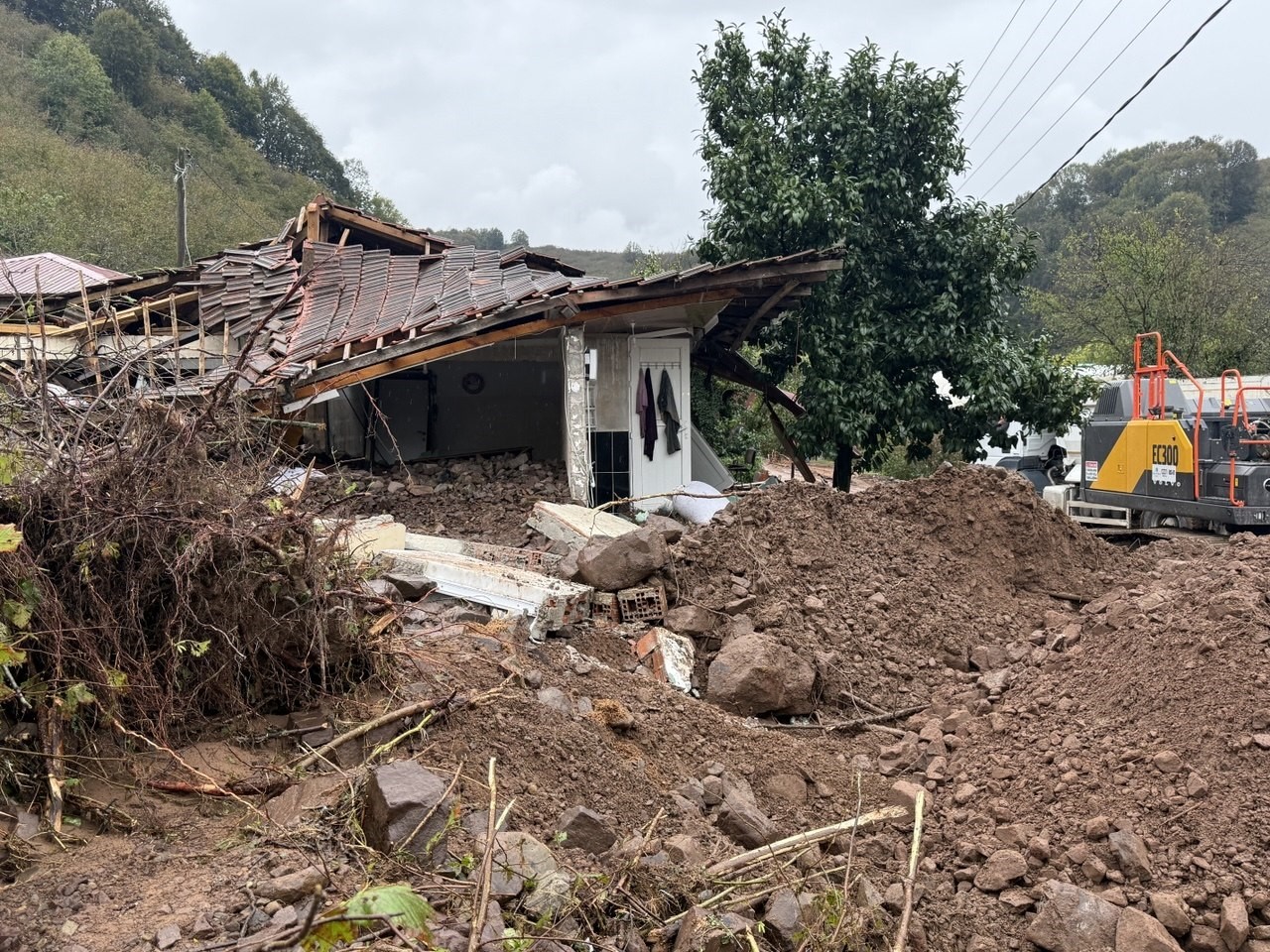 Sakarya’da sel ve heyelan bir evi yıktı, eşyalar çevreye savruldu