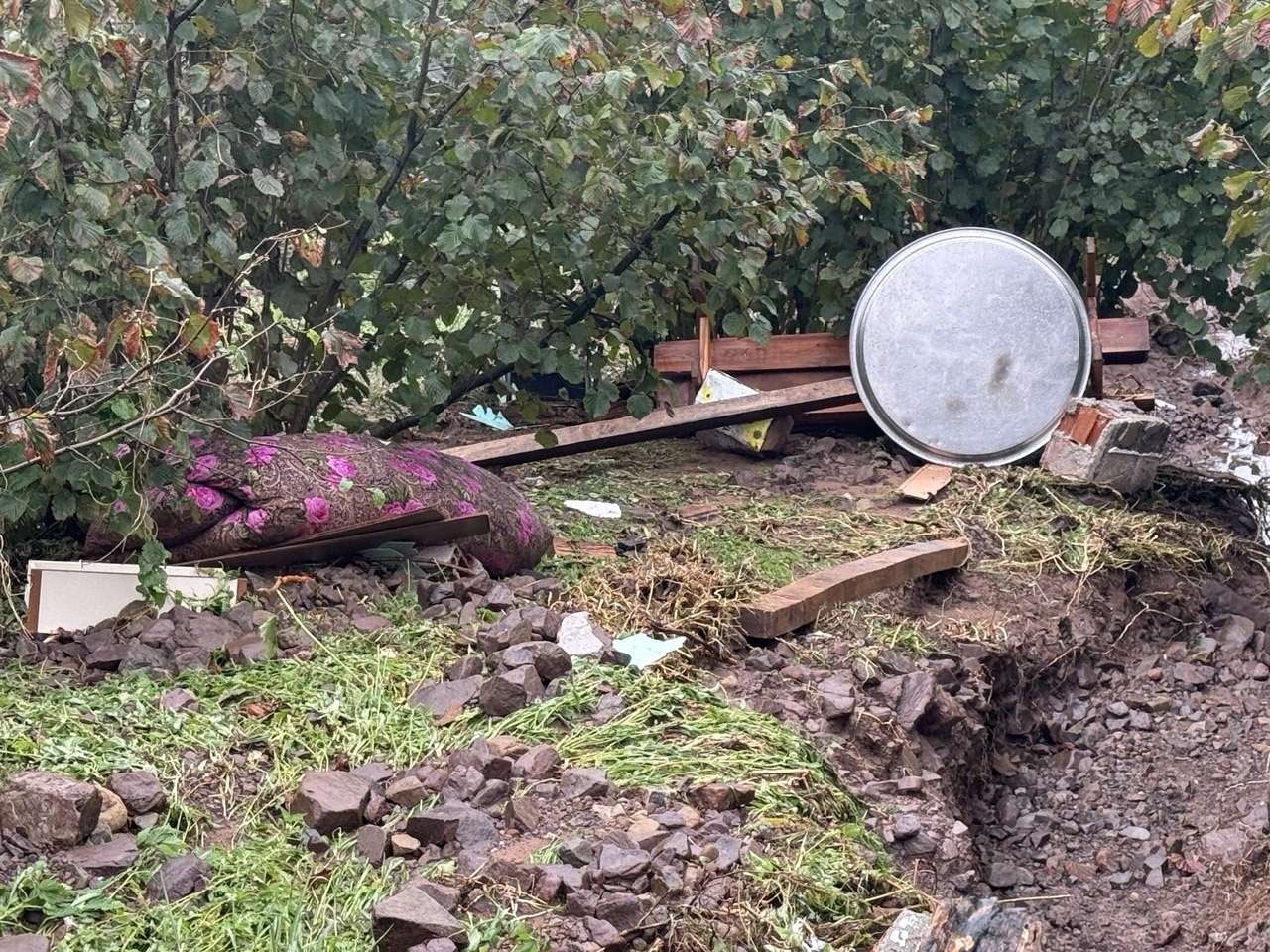 Sakarya’da sel ve heyelan bir evi yıktı, eşyalar çevreye savruldu