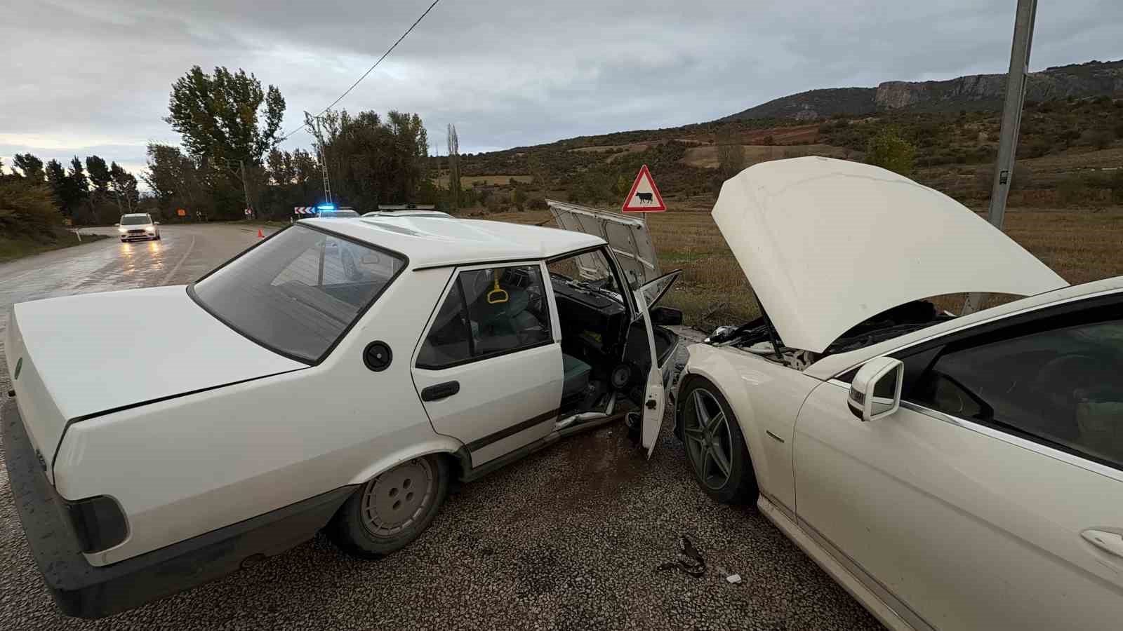 Tokat’ta iki aracın kafa kafaya çarpıştığı kazada 5 kişi yaralandı