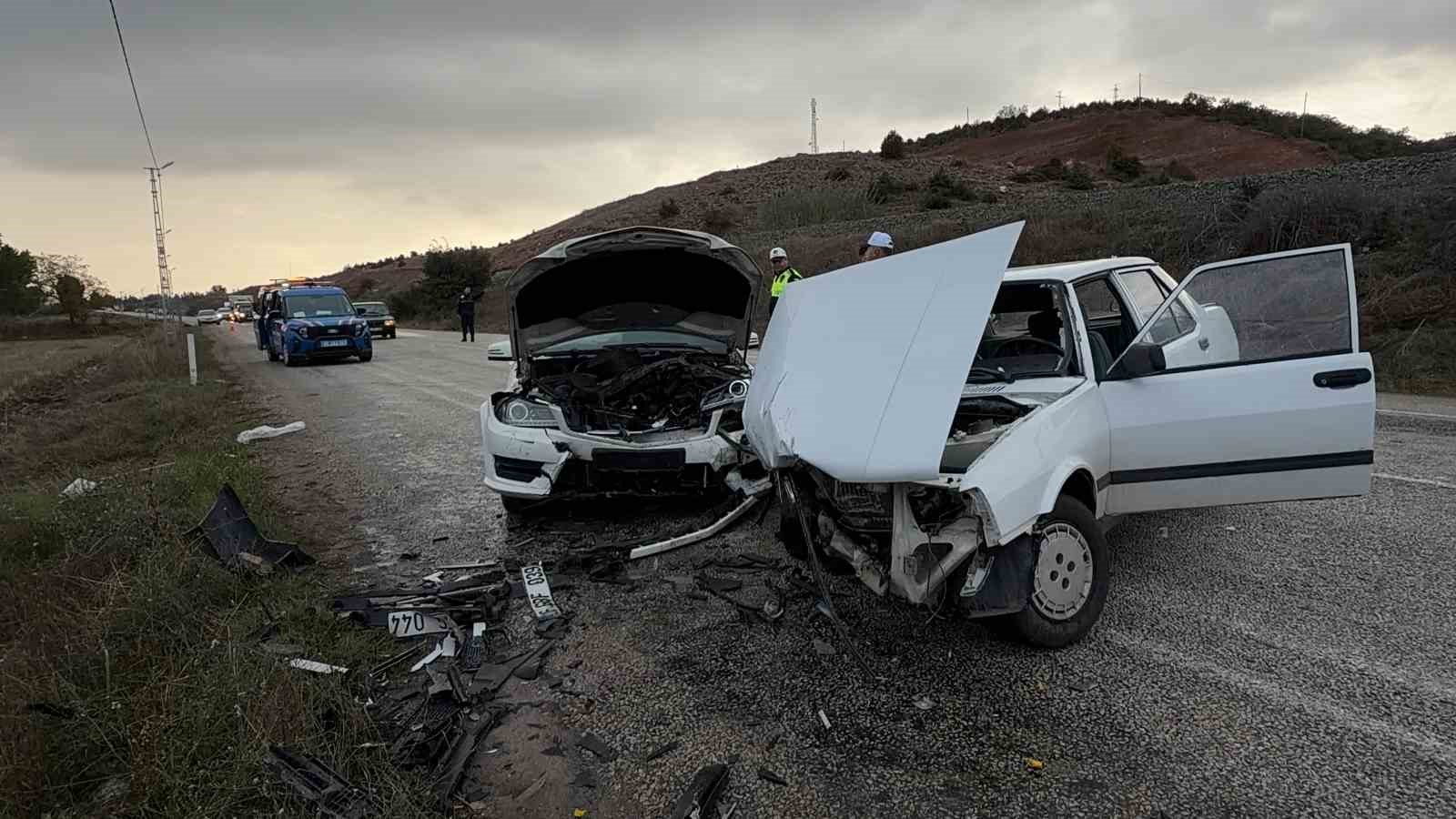 Tokat’ta iki aracın kafa kafaya çarpıştığı kazada 5 kişi yaralandı