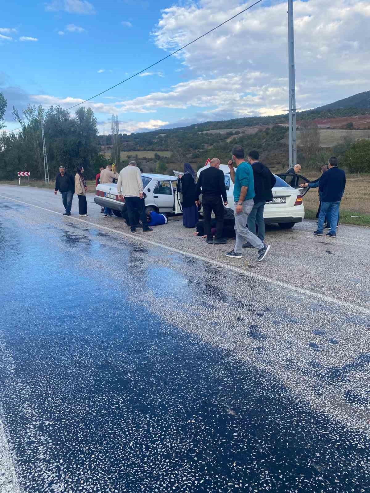 Tokat’ta iki aracın kafa kafaya çarpıştığı kazada 5 kişi yaralandı