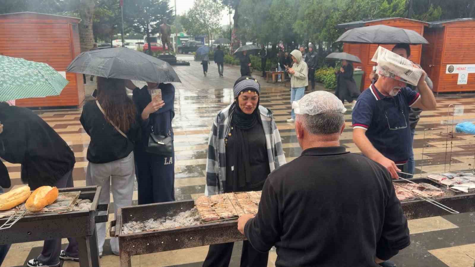 Karadeniz’de balık bolluğu Hopa’da ziyafete dönüştü
