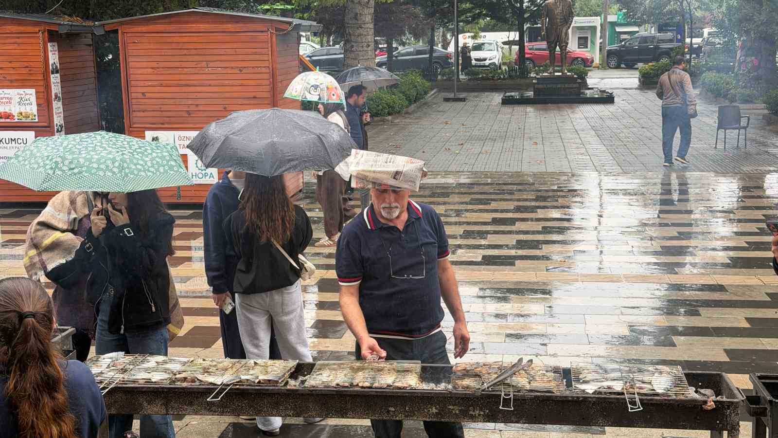 Karadeniz’de balık bolluğu Hopa’da ziyafete dönüştü