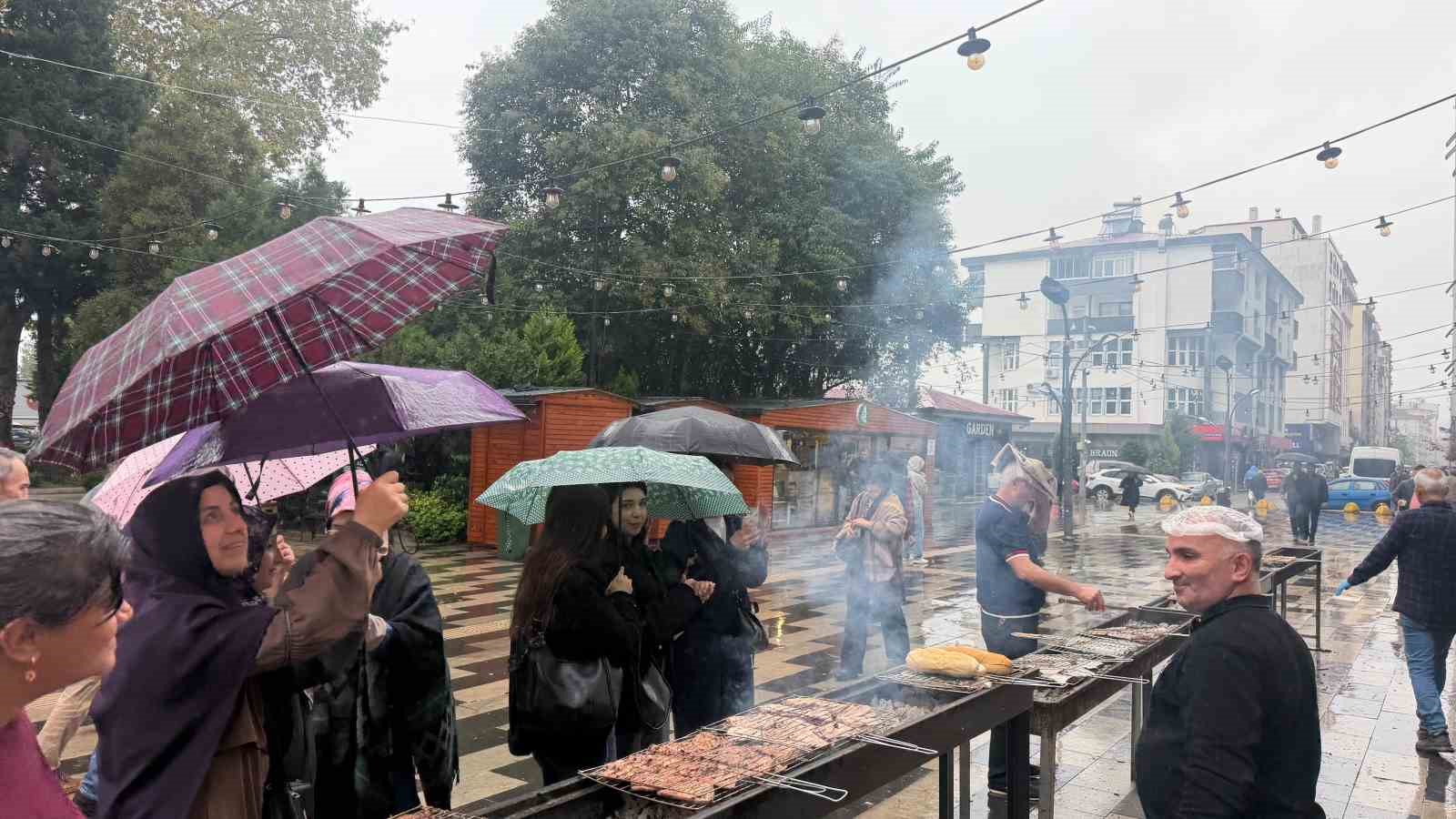 Karadeniz’de balık bolluğu Hopa’da ziyafete dönüştü