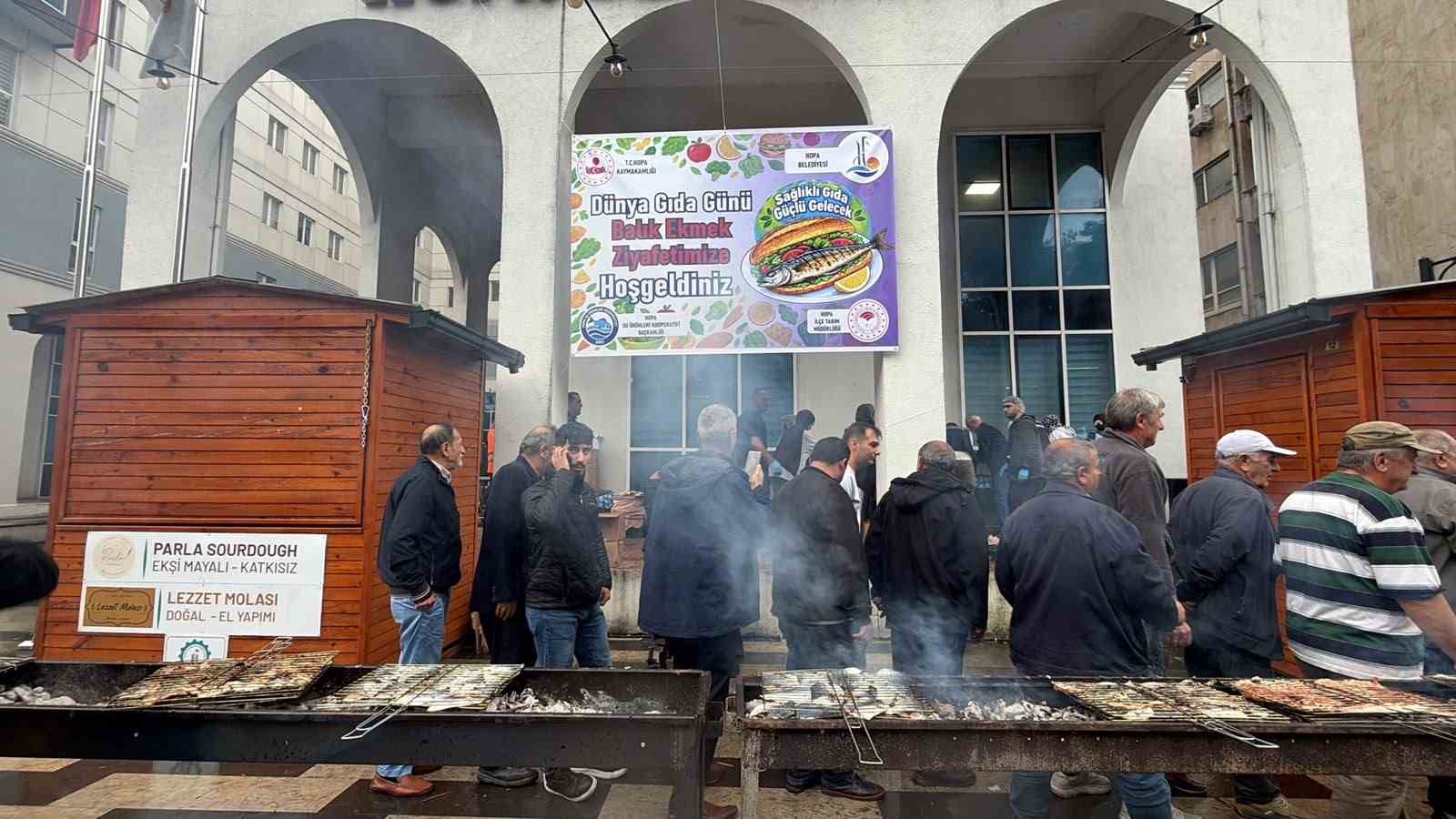 Karadeniz’de balık bolluğu Hopa’da ziyafete dönüştü