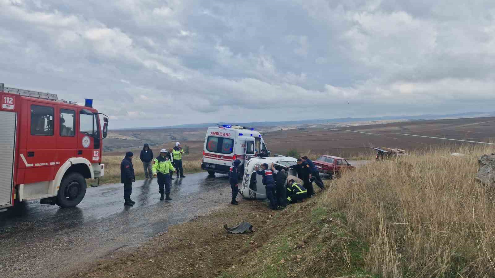 Çorum’da otomobil devrildi: 2 yaralı