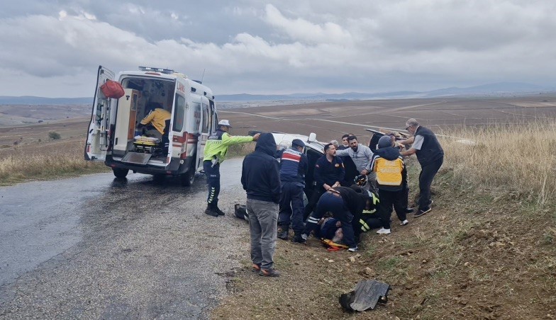 Çorum’da otomobil devrildi: 2 yaralı