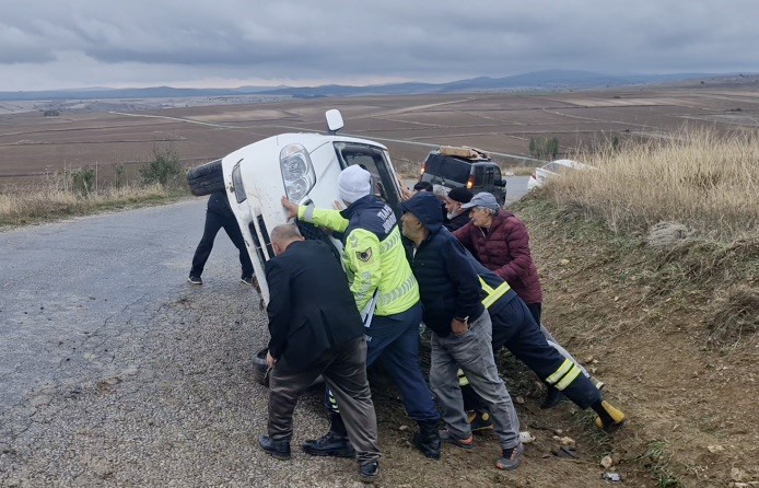 Çorum’da otomobil devrildi: 2 yaralı