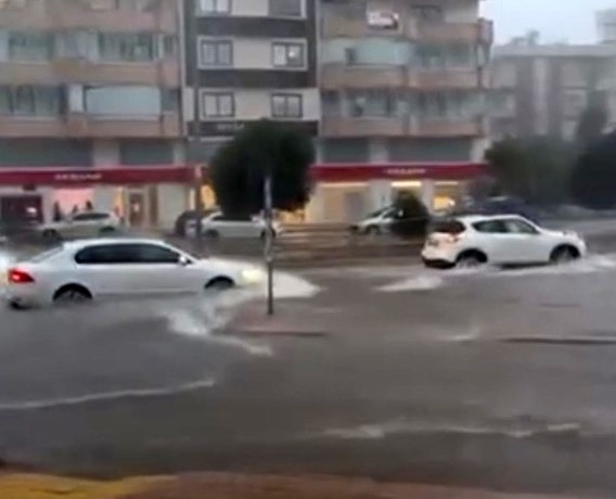 Mersin’de sağanak yağış hayatı olumsuz etkiledi