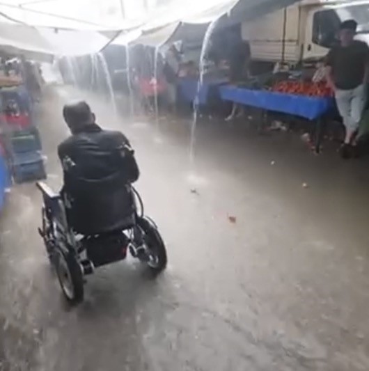 Mersin’de sağanak yağış hayatı olumsuz etkiledi