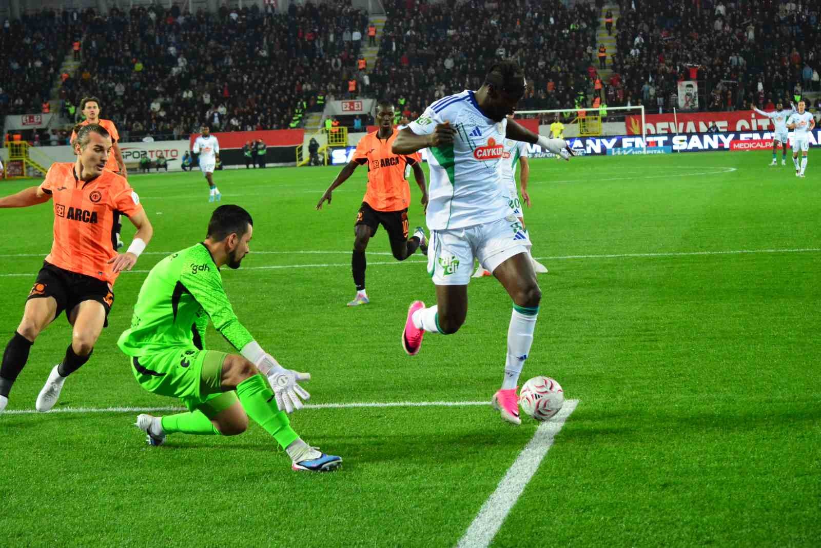 Trendyol Süper Lig: Çorum FK: 0 - Çaykur Rizespor: 0 (Maç devam ediyor)