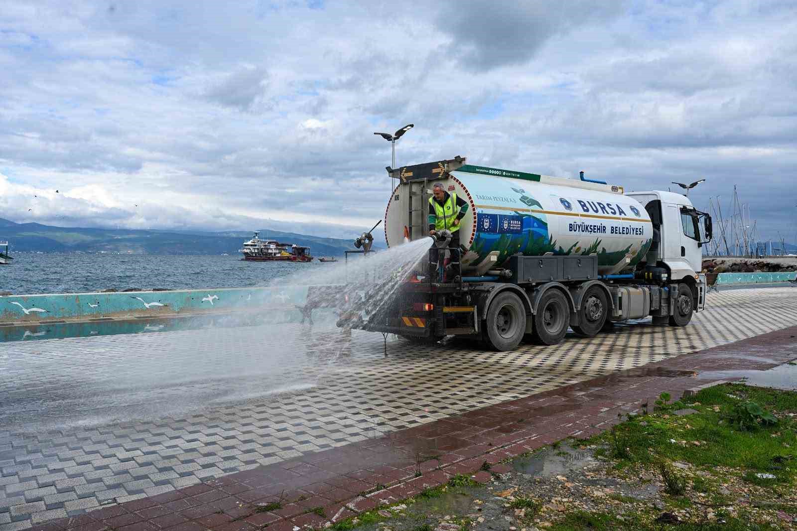Büyükşehir ekiplerinden sahillerde temizlik çalışması