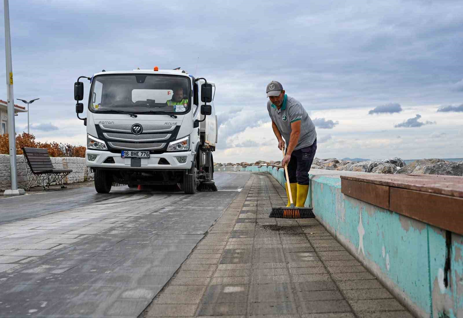 Büyükşehir ekiplerinden sahillerde temizlik çalışması