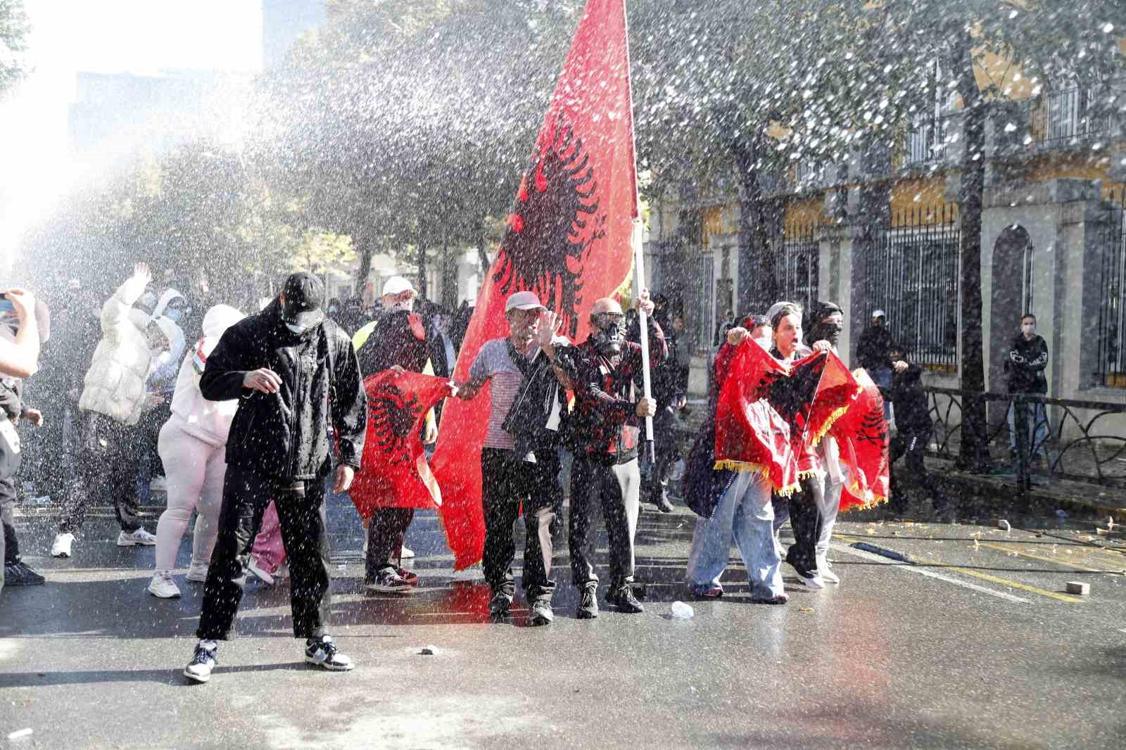 Arnavutluk’ta protestolar 4. gününde: En az 2 gözaltı