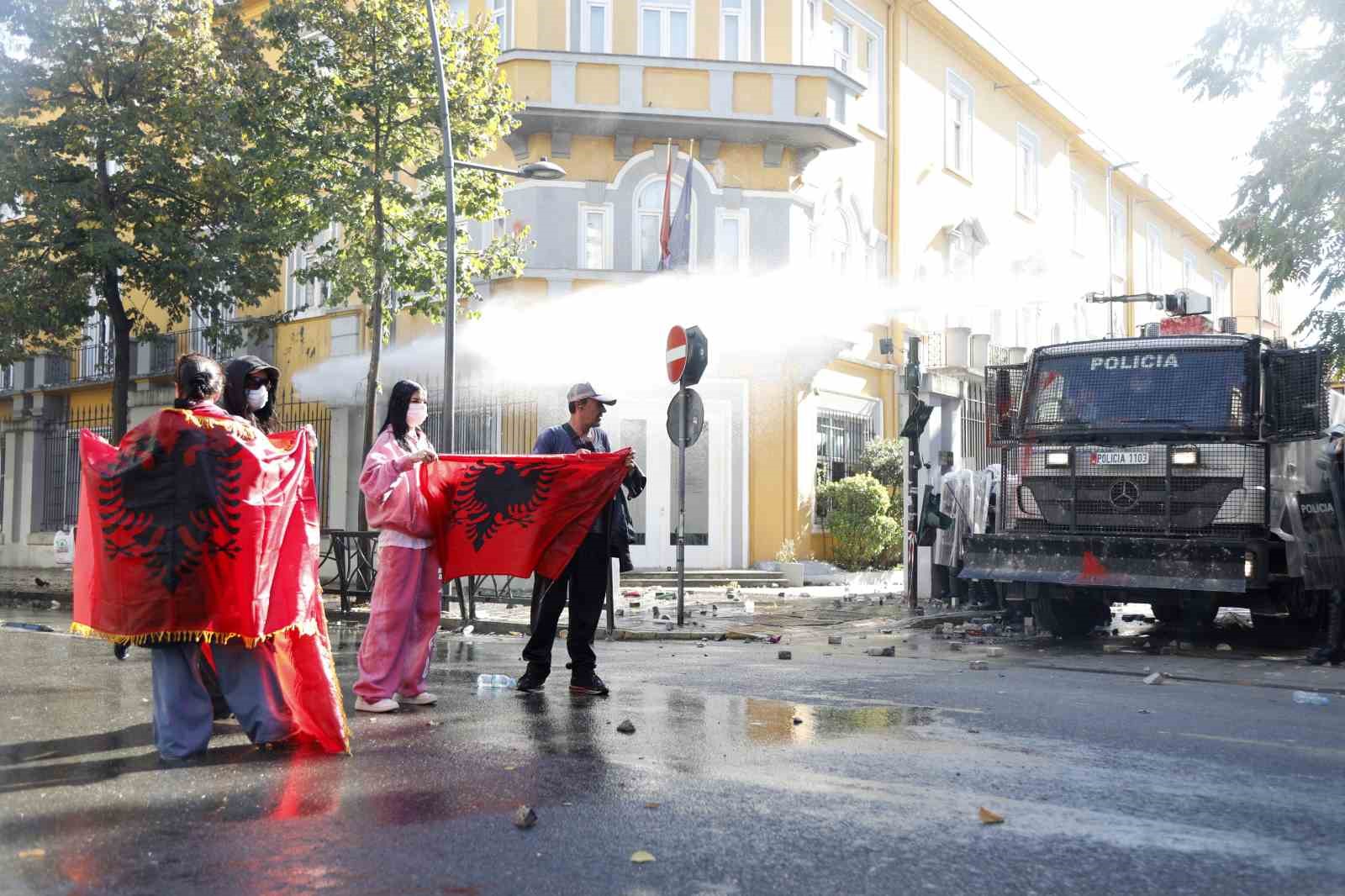 Arnavutluk’ta protestolar 4. gününde: En az 2 gözaltı