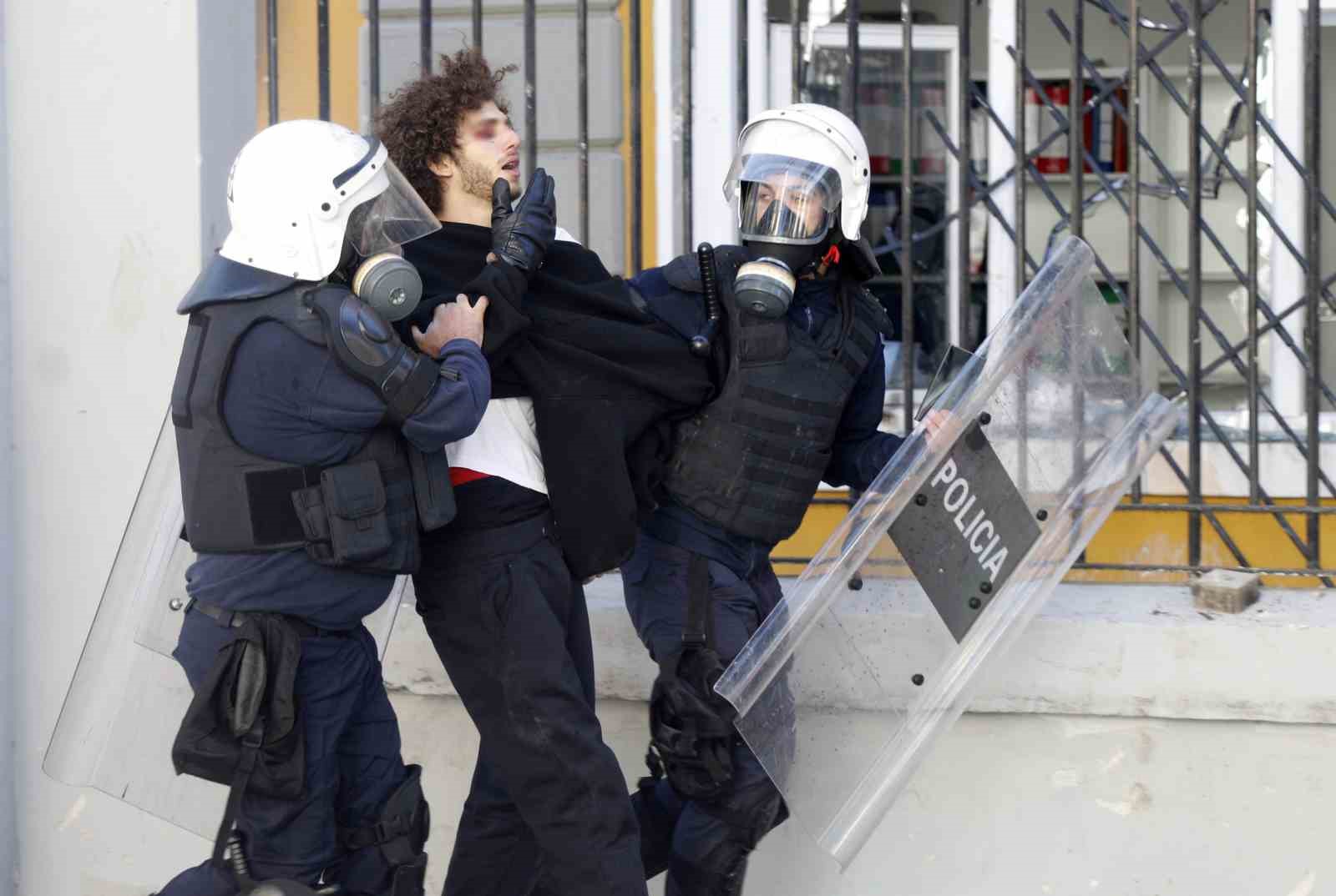 Arnavutluk’ta protestolar 4. gününde: En az 2 gözaltı