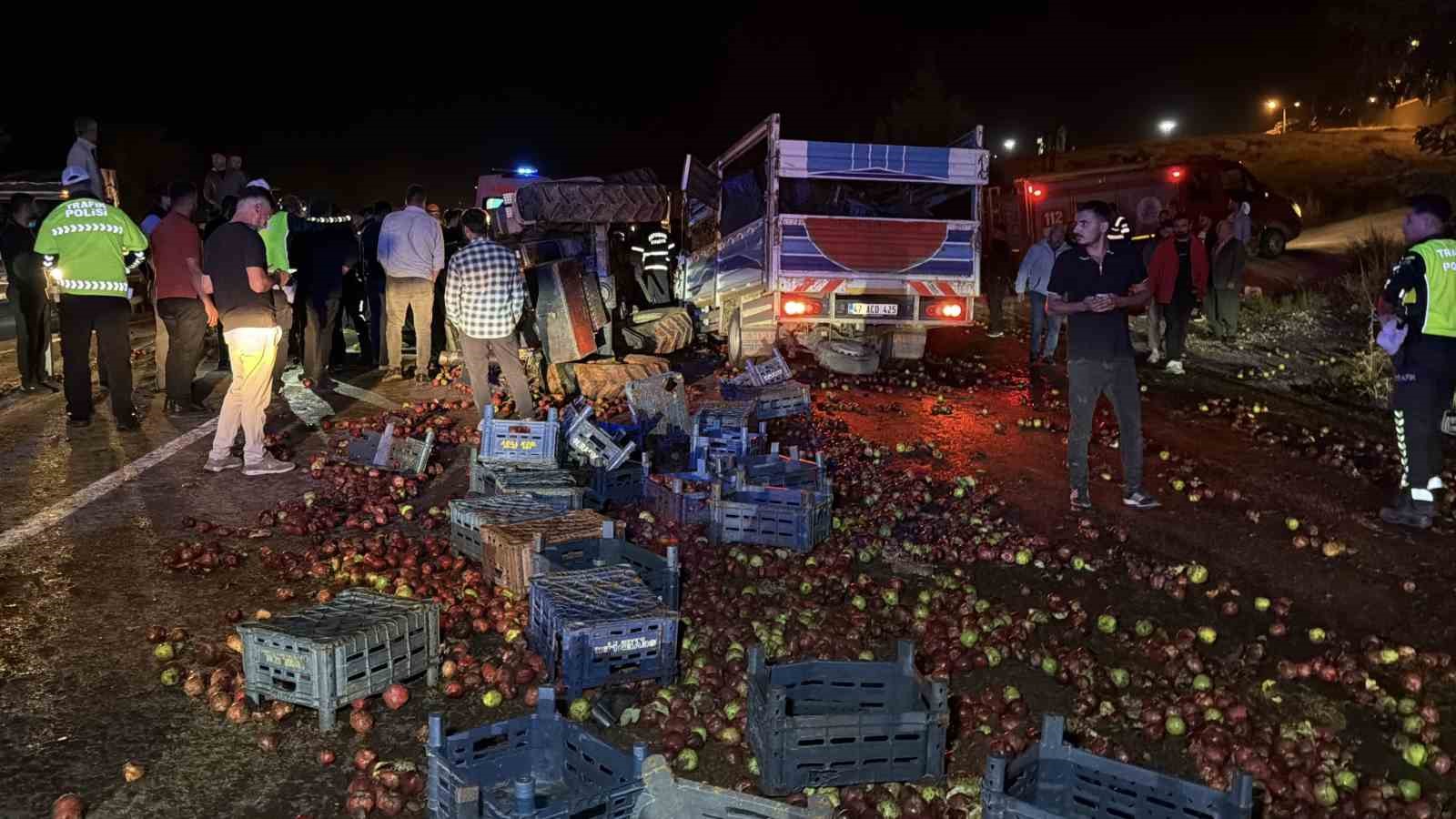 Kamyonet traktöre arkadan çarptı: 1 ölü, 1 yaralı