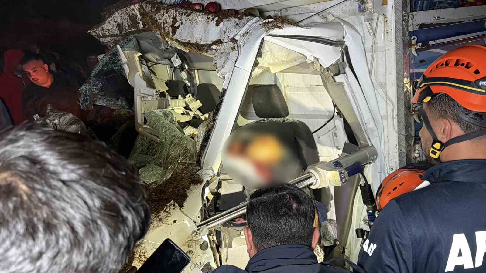 Kamyonet traktöre arkadan çarptı: 1 ölü, 1 yaralı