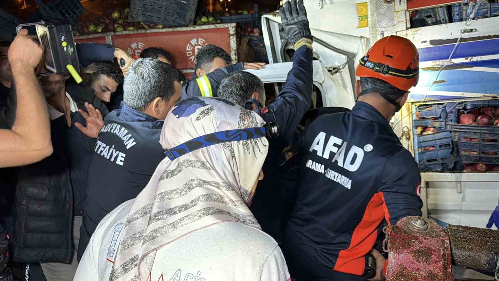 Kamyonet traktöre arkadan çarptı: 1 ölü, 1 yaralı