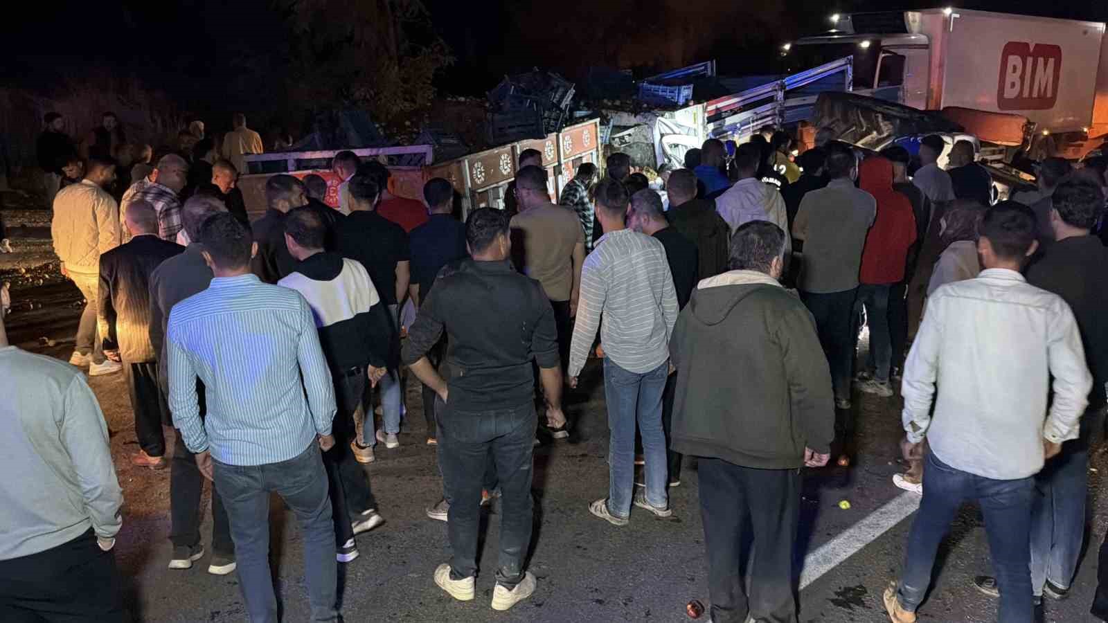 Kamyonet traktöre arkadan çarptı: 1 ölü, 1 yaralı