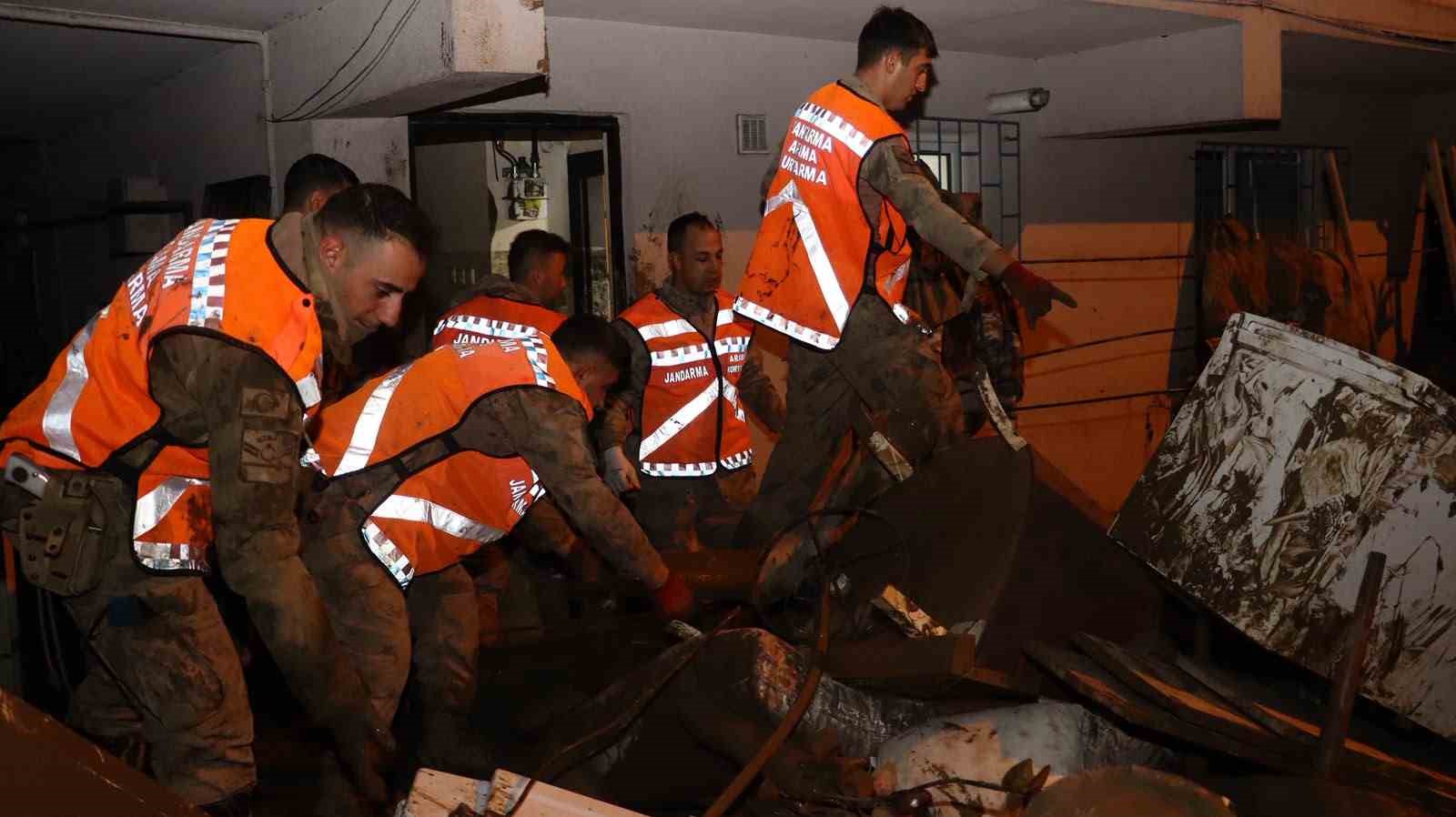 Jandarma komandolarının Ayazağa’da sel sonrası temizlik çalışmaları gece de devam ediyor