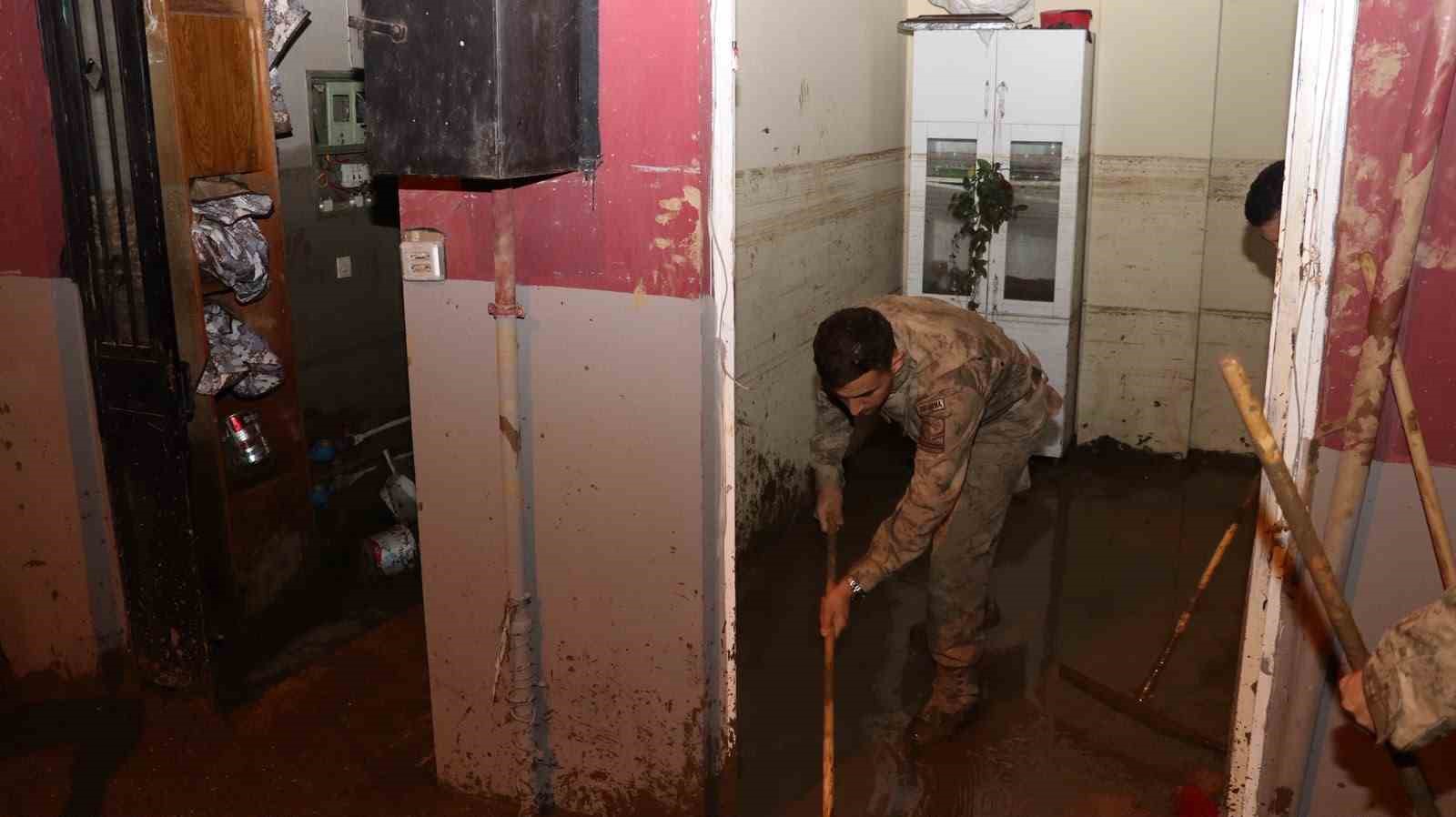 Jandarma komandolarının Ayazağa’da sel sonrası temizlik çalışmaları gece de devam ediyor