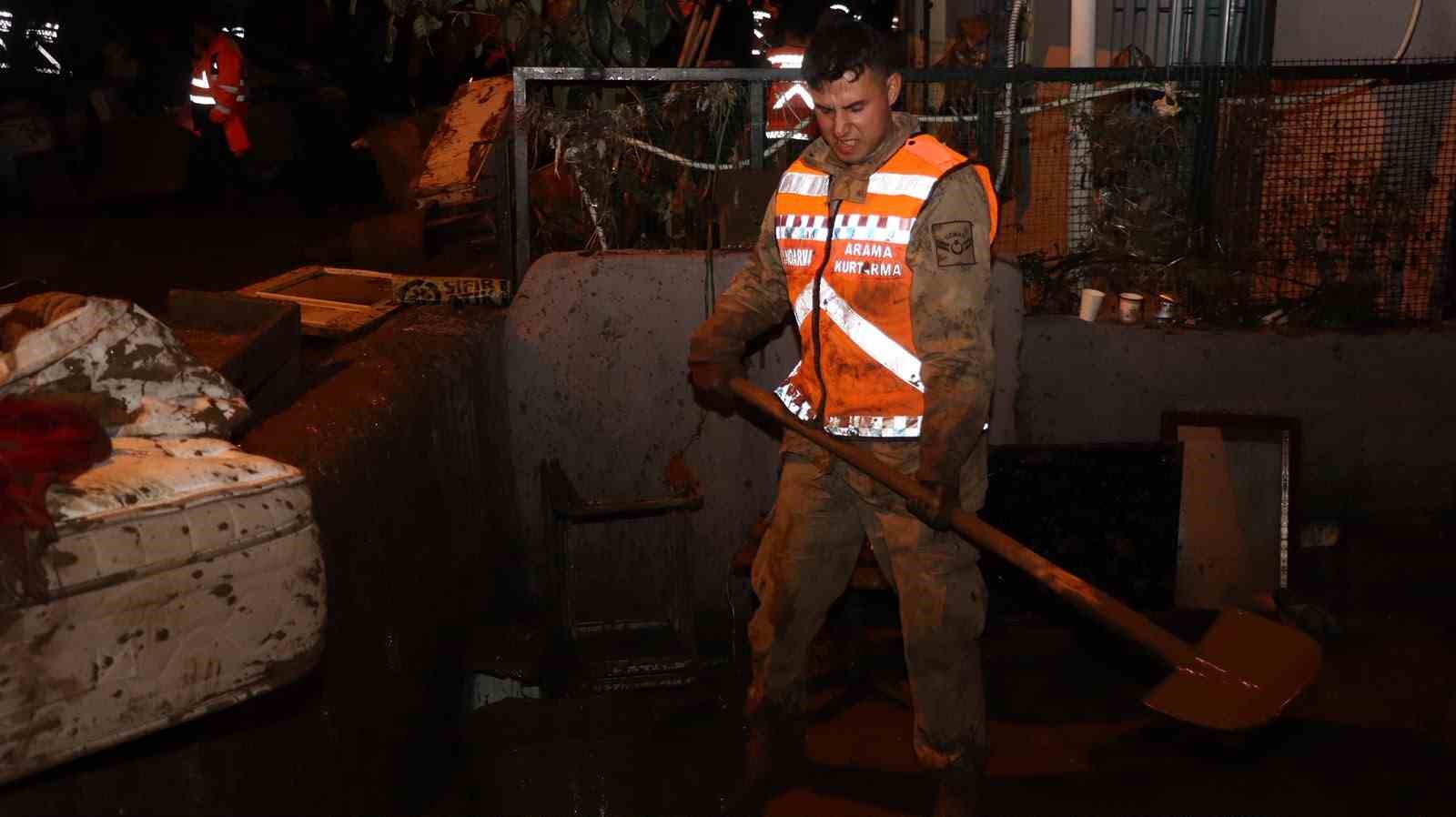 Jandarma komandolarının Ayazağa’da sel sonrası temizlik çalışmaları gece de devam ediyor