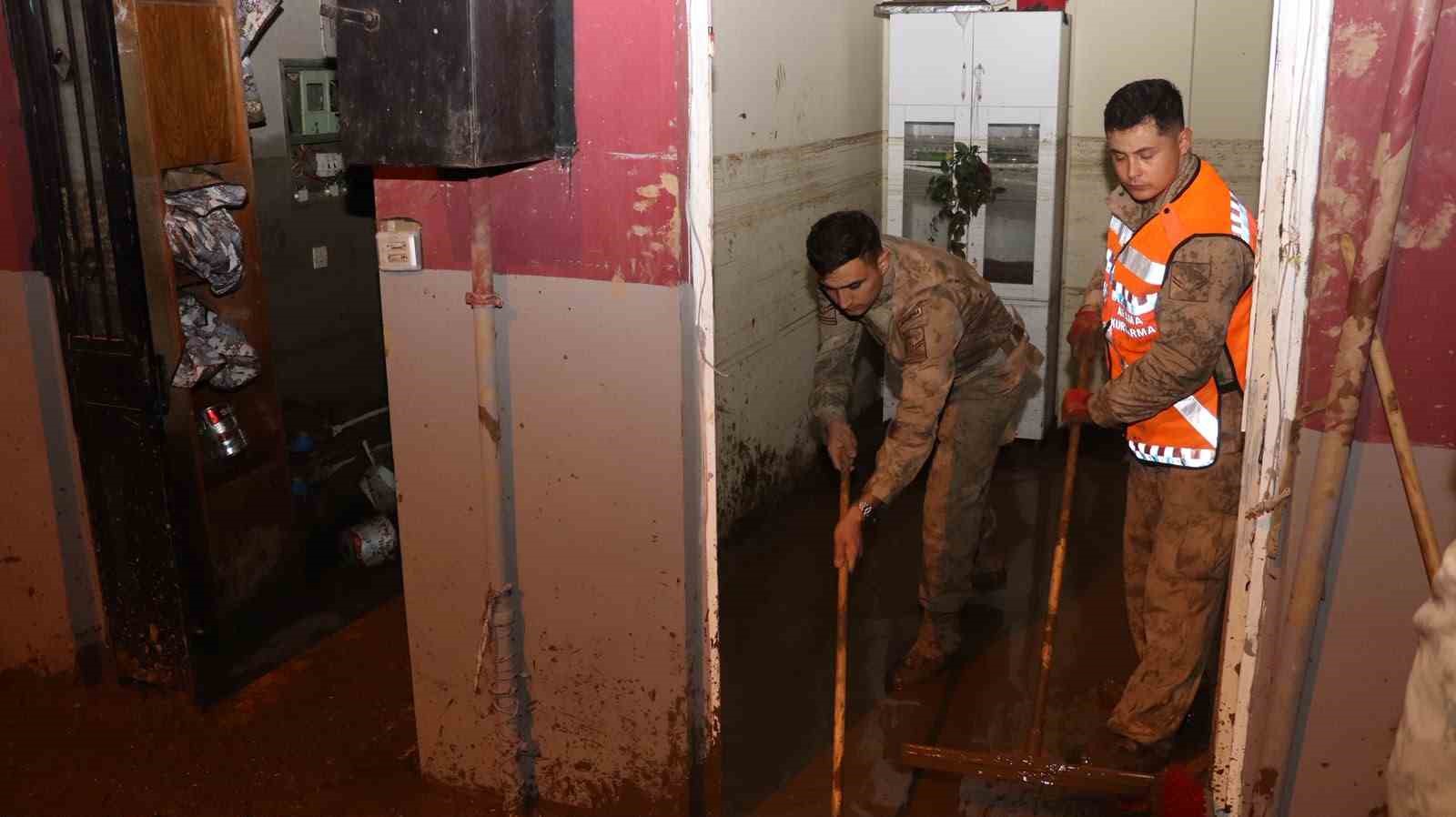 Jandarma komandolarının Ayazağa’da sel sonrası temizlik çalışmaları gece de devam ediyor