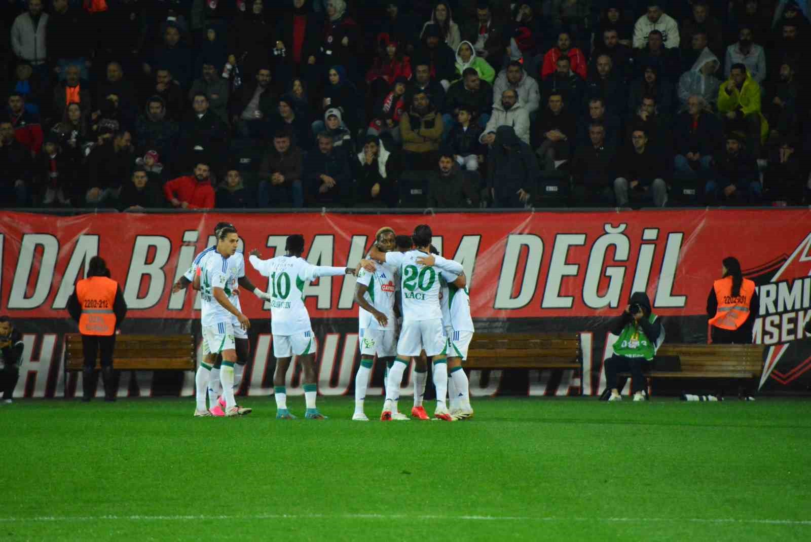 Trendyol Süper Lig: Çorum FK: 1 - Çaykur Rizespor: 1 (İlk yarı)